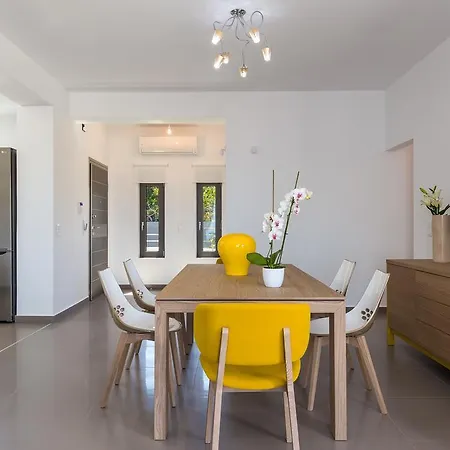 Eolia Iconic Villa, Walking Distance To The Beach, By Thinkvilla